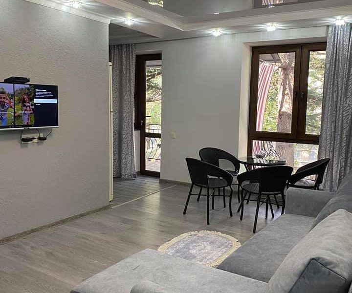 Օրավարձով բնակարան Դիլիջանում 3 սենյակ, բաց պատշգամբ եղևնիների տեսարանով